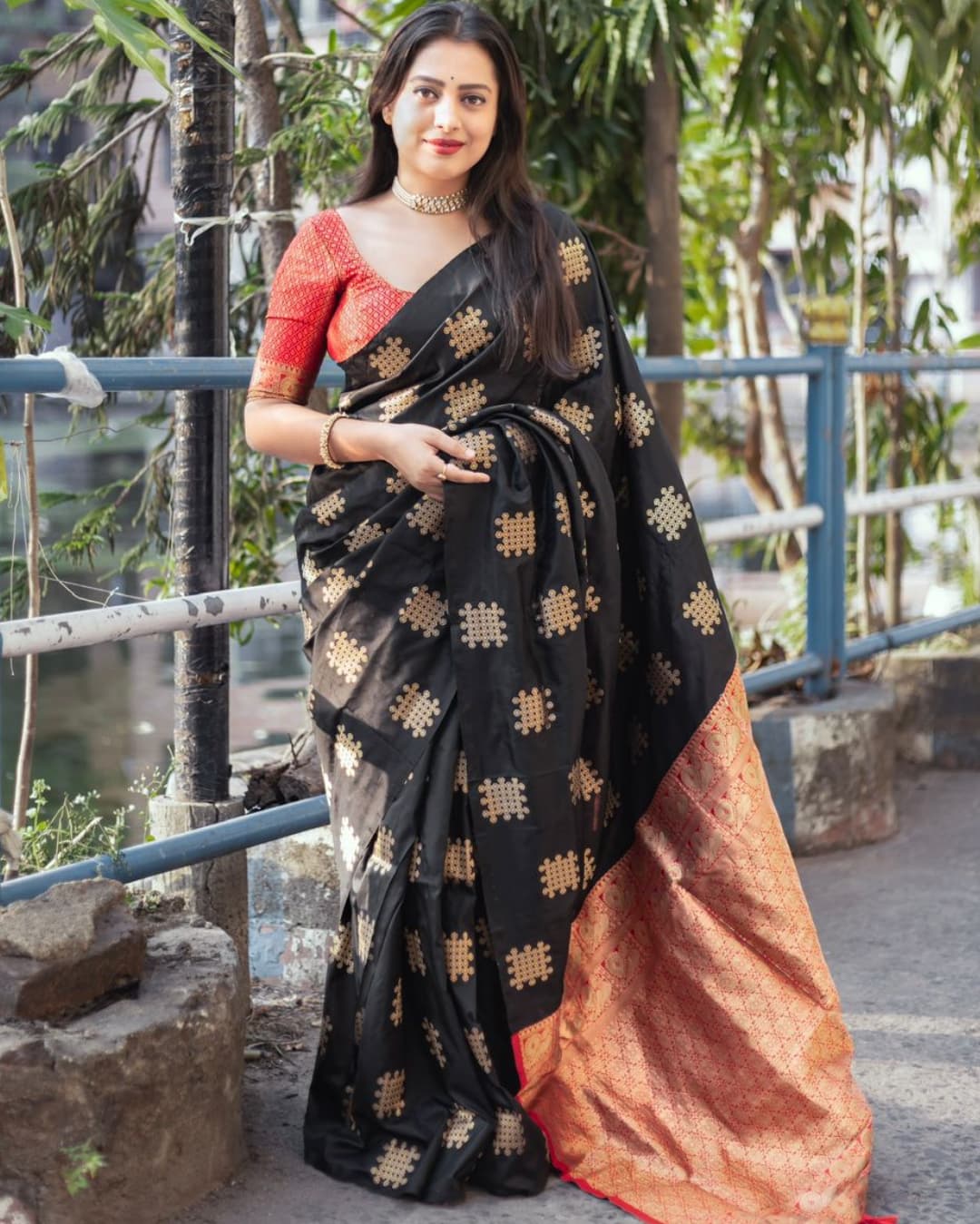 Party Wear BLack Soft Silk Saree With Blouse Piece