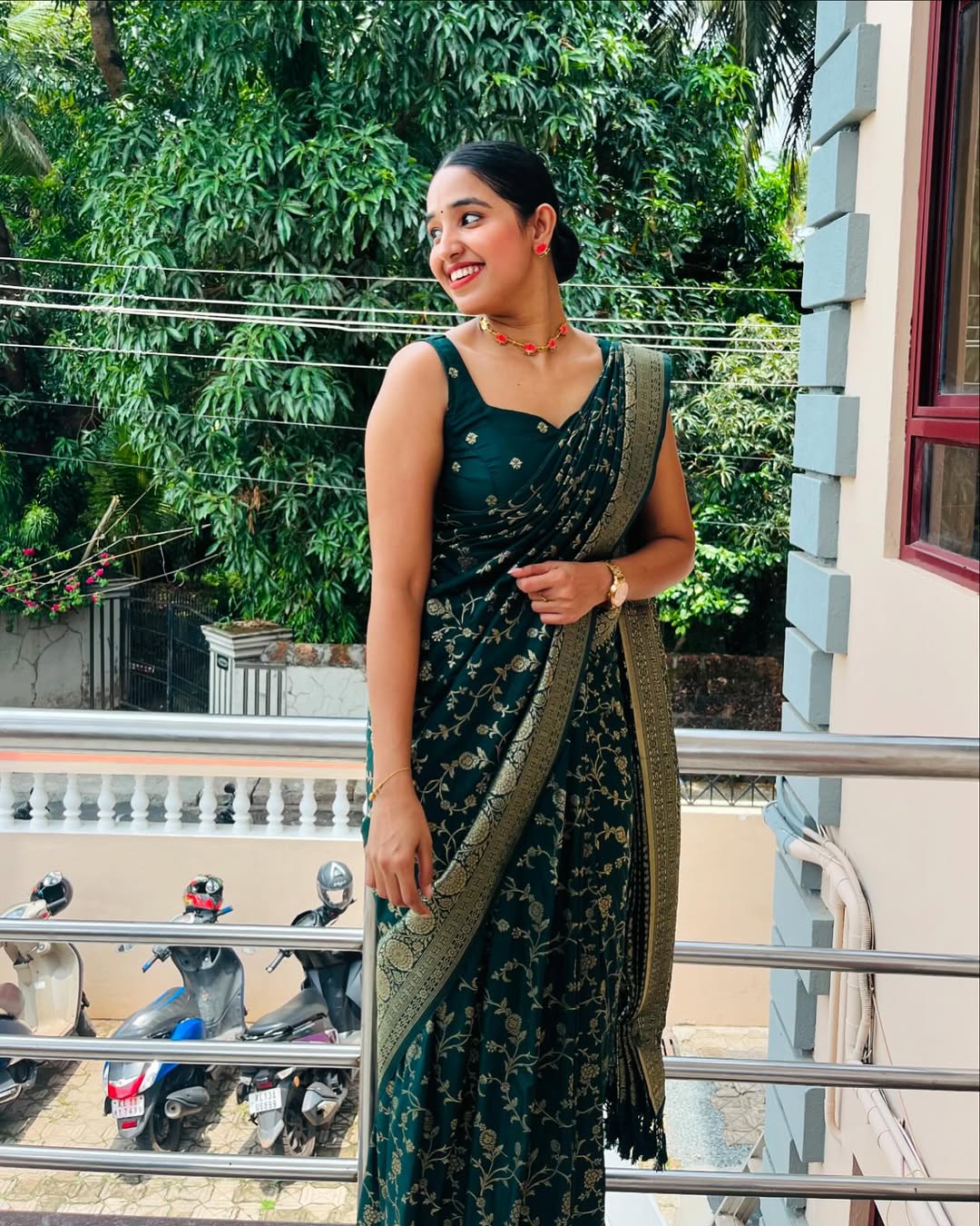 Quintessential Banarasi Soft Silk Saree With Blouse Piece