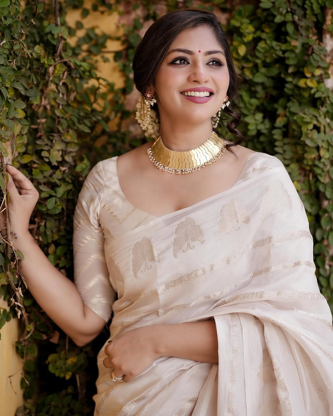 Arresting White Banarasi Soft Silk Saree With Blouse Piece