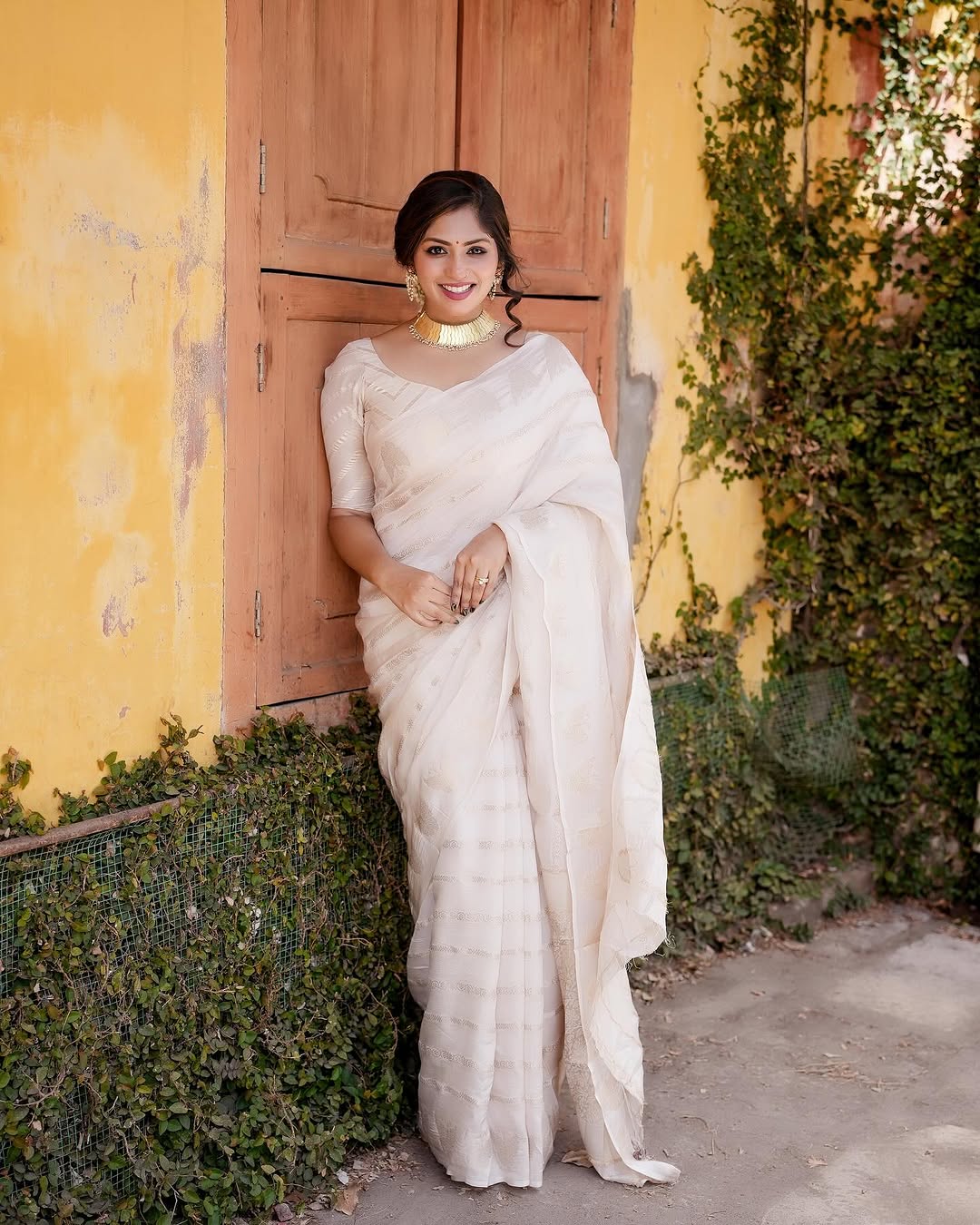 Arresting White Banarasi Soft Silk Saree With Blouse Piece