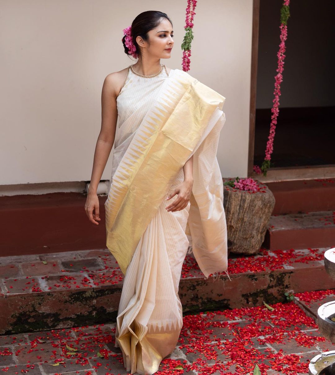 Simple Sober White Color Banarasi Soft Silk Saree With Blouse Piece