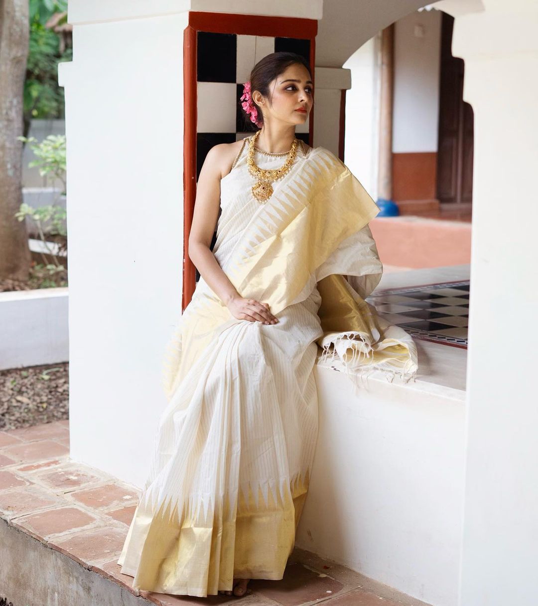 Simple Sober White Color Banarasi Soft Silk Saree With Blouse Piece