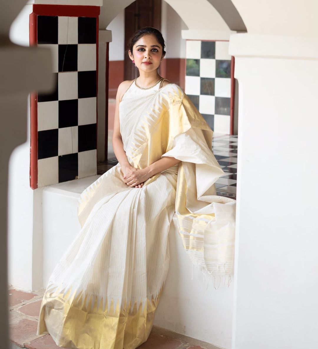 Simple Sober White Color Banarasi Soft Silk Saree With Blouse Piece