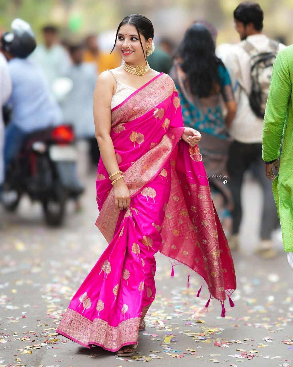 Attreactive Pink Banarasi Soft Silk Saree With Blouse Piece