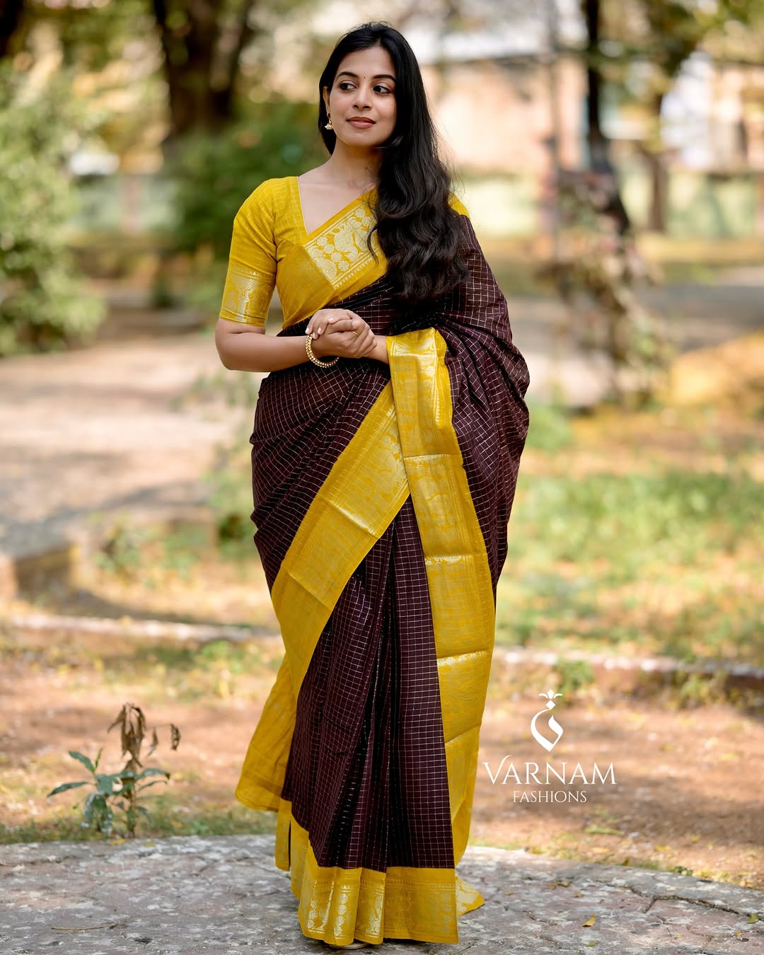 Arresting cofee Banarasi Soft Silk Saree With Blouse Piece