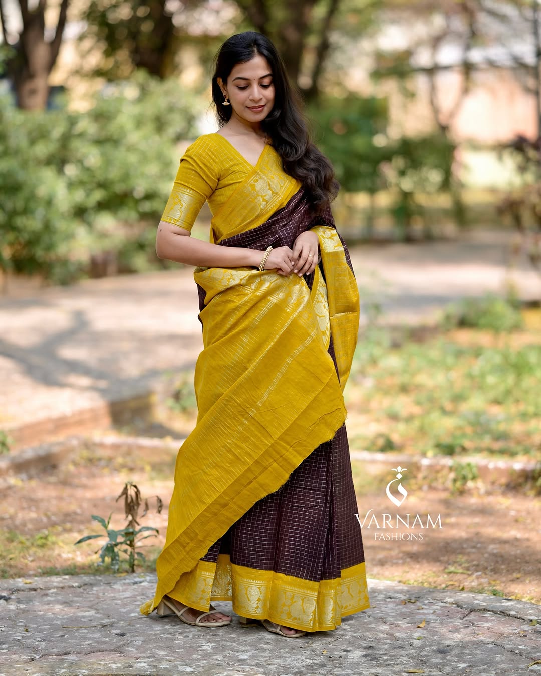 Arresting cofee Banarasi Soft Silk Saree With Blouse Piece