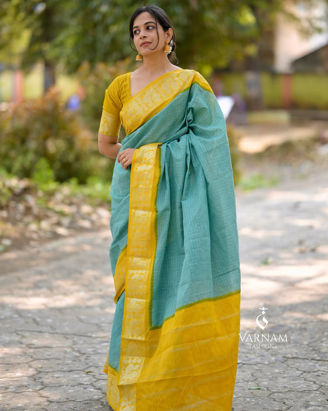 Arresting Sky Banarasi Soft Silk Saree With Blouse Piece