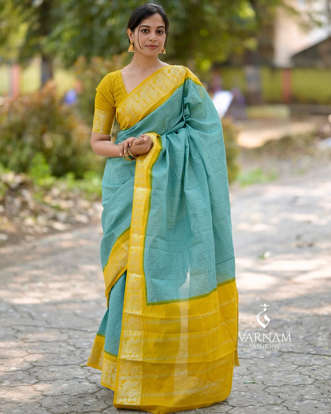 Arresting Sky Banarasi Soft Silk Saree With Blouse Piece