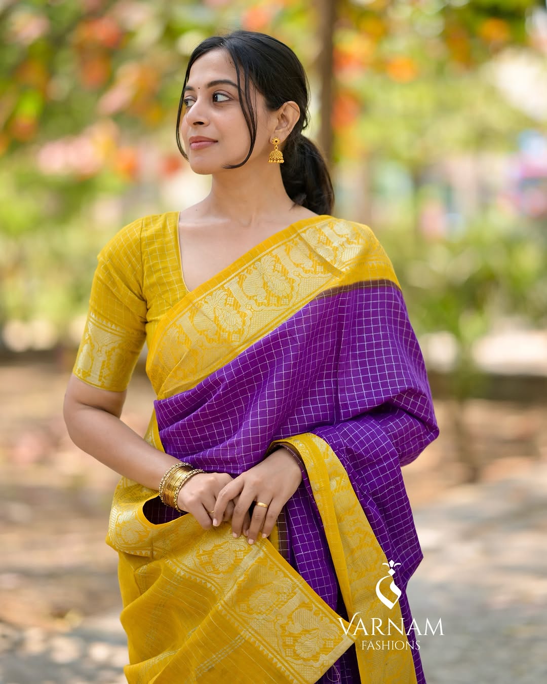 Arresting Purple Banarasi Soft Silk Saree With Blouse Piece