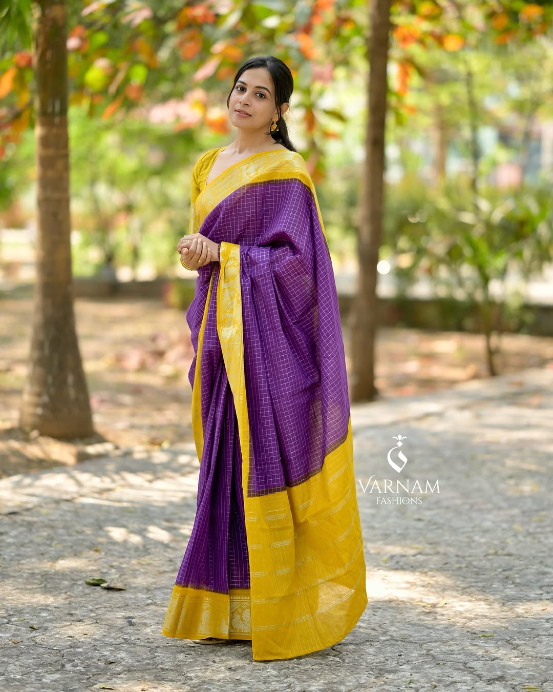 Arresting Purple Banarasi Soft Silk Saree With Blouse Piece