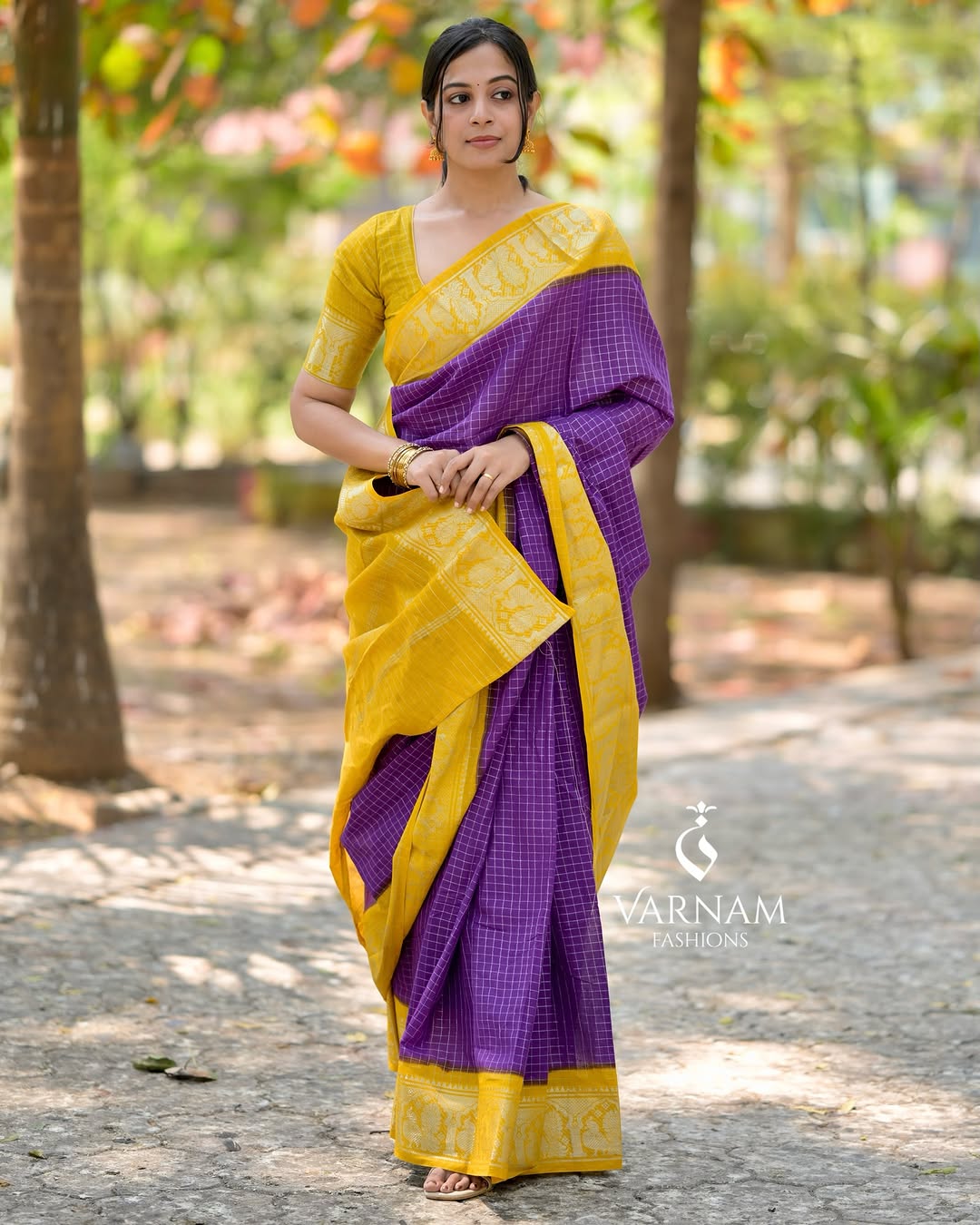 Arresting Purple Banarasi Soft Silk Saree With Blouse Piece